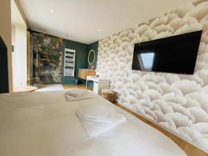 TV a/nebo společenská místnost v ubytování Chambre d'hôtes Stellina Bed&Breakfast avec vue sur jardin arboré