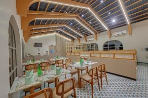 A restaurant or other place to eat at Villa Euphoria Resort at Statue of Unity