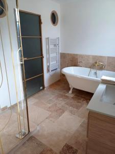a bathroom with a bath tub and a sink at Charmant T1 en Provence Verte in Carcès
