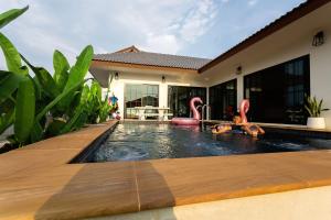 Bazén v ubytování Homey Time Pool Villa ChiangKhan พูลวิลล่า เชียงคาน nebo v jeho okolí