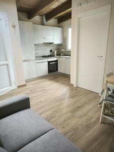 A kitchen or kitchenette at La Mimosa Chic