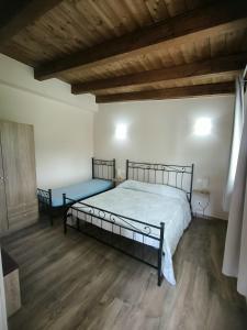 A bed or beds in a room at La Mimosa Chic