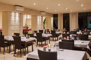 A restaurant or other place to eat at Hotel Crystal