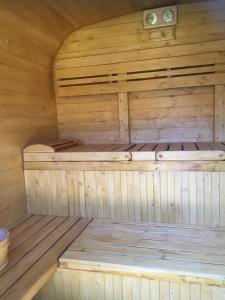 - un sauna en bois avec 2 lits dans l'établissement Villa des glycines et Spa nordique à 1h30 de Paris, à Cempuis