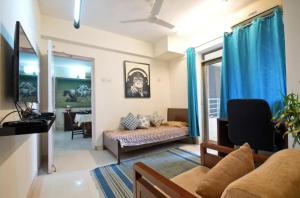 ein Wohnzimmer mit einer Couch und einem Bett darin in der Unterkunft Luxurious BnB next to Corporate hubs in Jāmb