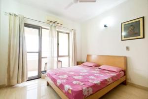 ein Schlafzimmer mit einem Bett und einem großen Fenster in der Unterkunft Luxurious BnB next to Corporate hubs in Jāmb