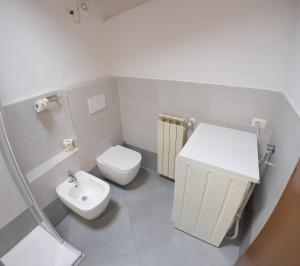 a small bathroom with a toilet and a sink at Casa Cico in Malcesine
