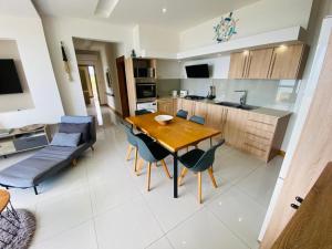 Η κουζίνα ή μικρή κουζίνα στο Luxury Seaview Apartment