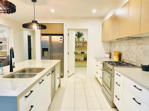 a kitchen with a sink and a stove at Lyndhurst 4 room retreat in Lyndhurst +20 photos