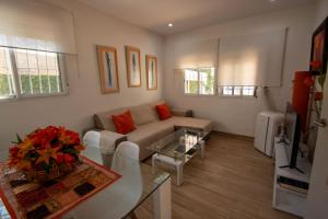 una sala de estar con un sofá y una mesa en EL ENCANTO Chiclana, en Chiclana de la Frontera