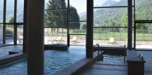 una piscina con vistas a la montaña en Le Village Vacances de Luz Saint Sauveur, en Luz-Saint-Sauveur