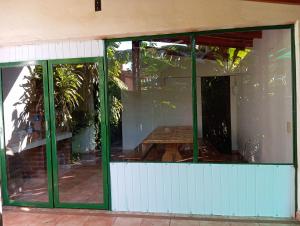 een kamer met glazen deuren en een tafel bij Departamentos céntrico Las Guayabas in Puerto Iguazú