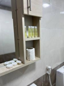 Gakleen luxury camp في العقبة: خزانة مع لفات من ورق التواليت في الحمام