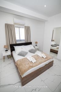 Postel nebo postele na pokoji v ubytování Lazuli City & Seaview Apartments