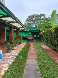 een huis met een auto op de oprit bij Departamentos céntrico Las Guayabas in Puerto Iguazú