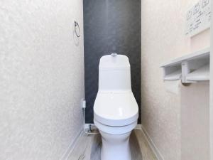 東京にある11全新装修 2室1厅1浴室1卫生间 设施齐全 最大6人 2 rooms 1dining room 2bathrooms 2toilets Max 6P 免费无线网络の個室に白いトイレがあるバスルーム