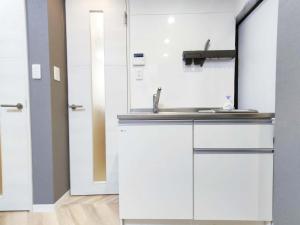 東京にある11全新装修 2室1厅1浴室1卫生间 设施齐全 最大6人 2 rooms 1dining room 2bathrooms 2toilets Max 6P 免费无线网络の白いキャビネットとシンクのあるキッチン +20枚の写真