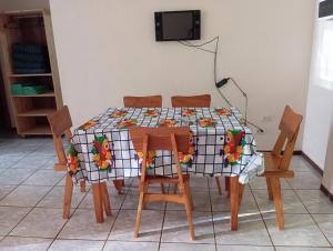 een eettafel met stoelen en een tafelkleed bij Departamentos céntrico Las Guayabas in Puerto Iguazú