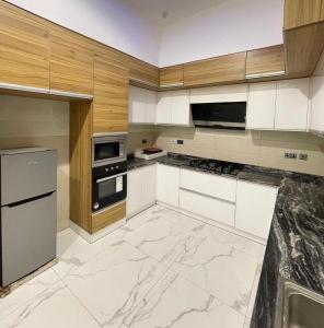 Kuchyň nebo kuchyňský kout v ubytování Luxury four bedrooms ikate lekki
