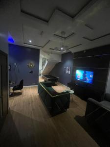 TV a/nebo společenská místnost v ubytování Luxury four bedrooms ikate lekki