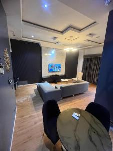 TV a/nebo společenská místnost v ubytování Luxury four bedrooms ikate lekki