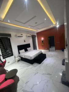 Postel nebo postele na pokoji v ubytování Luxury four bedrooms ikate lekki