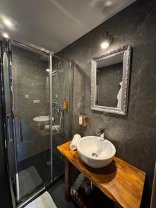 a bathroom with a sink and a shower at Framptons Apartments Garden & Spa - Dla dorosłych i dzieci 12 plus - Adults and children 12 plus in Murzasichle +37 photos