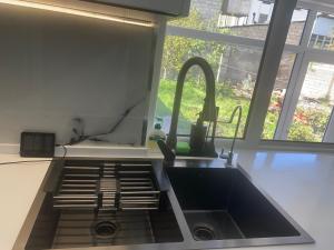 Kuchyň nebo kuchyňský kout v ubytování House in Quba + 37 fotografií