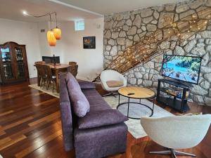 TV/Unterhaltungsangebot in der Unterkunft Novi Escape 2 Beachfront 4 Star Apartment