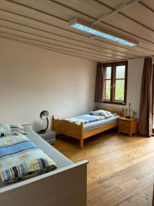 ein Schlafzimmer mit zwei Betten und einem Fenster in der Unterkunft Ferienwohnung Monteurswohnung für 1 bis 8 Personen in Diebach