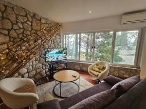 Ein Sitzbereich in der Unterkunft Novi Escape 2 Beachfront 4 Star Apartment