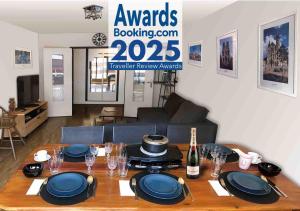 una mesa de comedor con platos azules encima en Reims Saint-Remi, en Reims