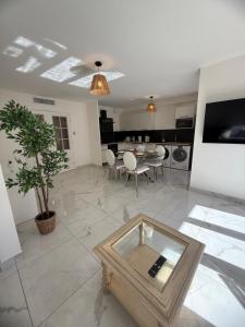 Televisyen dan/atau pusat hiburan di Magnifique 3 pièces à 100m de la mer