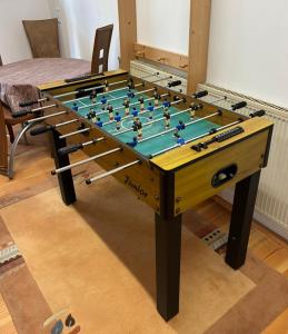Eine Spielezimmer in der Unterkunft Ferienwohnung Monteurswohnung für 1 bis 8 Personen