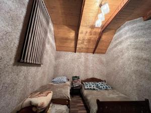 Postel nebo postele na pokoji v ubytování Shahdag Suvacal House