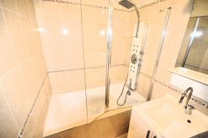 パリにあるSpacious, Bright Apartment with Private Parkingのシャワーと洗面台付きのバスルーム