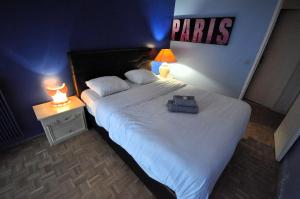 パリにあるSpacious, Bright Apartment with Private Parkingのホテルルーム ベッド1台 スーツケース付