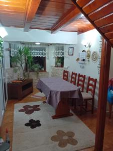 Un comedor con una mesa y sillas en una habitación. en Family Home, en Cheia