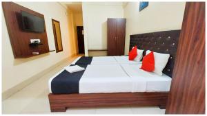Letto o letti in una camera di Hotel Bhagwat Near Temple