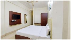 Letto o letti in una camera di Hotel Bhagwat Near Temple