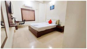 Letto o letti in una camera di Hotel Bhagwat Near Temple