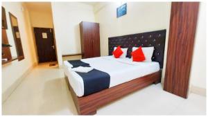 Letto o letti in una camera di Hotel Bhagwat Near Temple