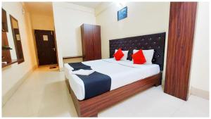 Postel nebo postele na pokoji v ubytování Hotel Bhagwat Near Temple