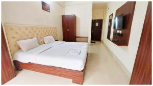 Letto o letti in una camera di Hotel Bhagwat Near Temple