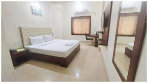 Letto o letti in una camera di Hotel Bhagwat Near Temple