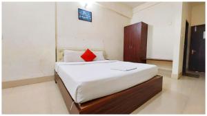 Letto o letti in una camera di Hotel Bhagwat Near Temple