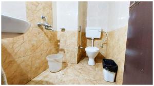 un bagno con un water e un lavandino di Hotel Bhagwat Near Temple a Bhubaneshwar