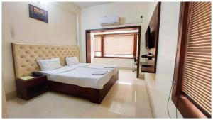 Letto o letti in una camera di Hotel Bhagwat Near Temple