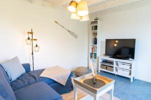 TV a/nebo společenská místnost v ubytování Gemütliches Holzhaus mit Sauna an der Ostsee und Schlei