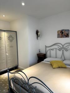 Dormitorio con cama con almohada amarilla en La Dimora Di Teresa, en Lanciano